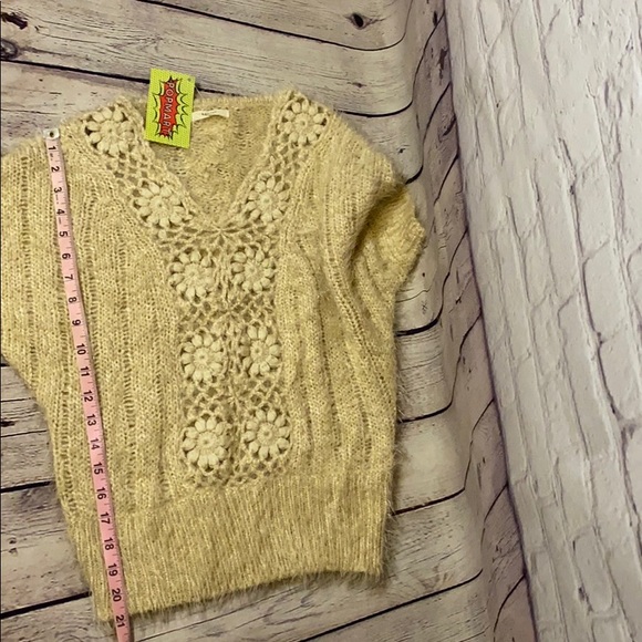 Kanvas short sleeve floral crochet furry sweater - Picture 7 of 8